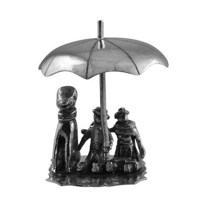 Zilveren minatuur man, vrouw en hond onder parasol, Nederland ca. 1880 Zilver