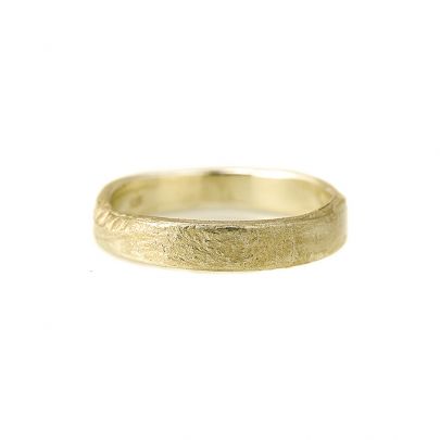 Liesbeth Busman geelgouden Earth ring recht 4 mm. Goud Liesbeth Busman