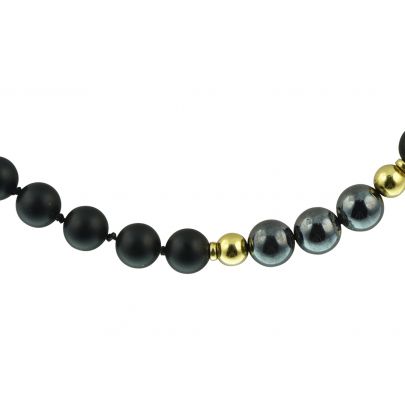 Collier met onix en hematiet en geelgouden bollen 95 cm. Goud