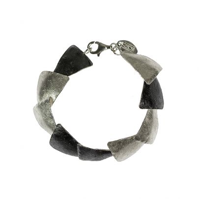 JEh zilveren armband met driehoekige schakels 18 cm.